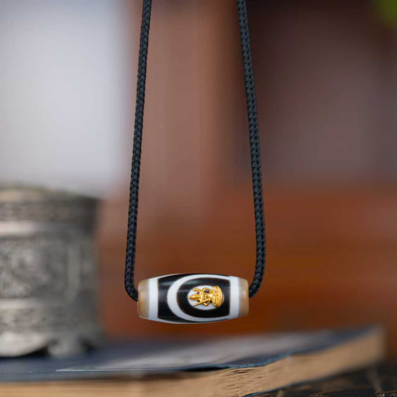 （灵魅）18K金黑白二眼文殊吊坠精工镶嵌