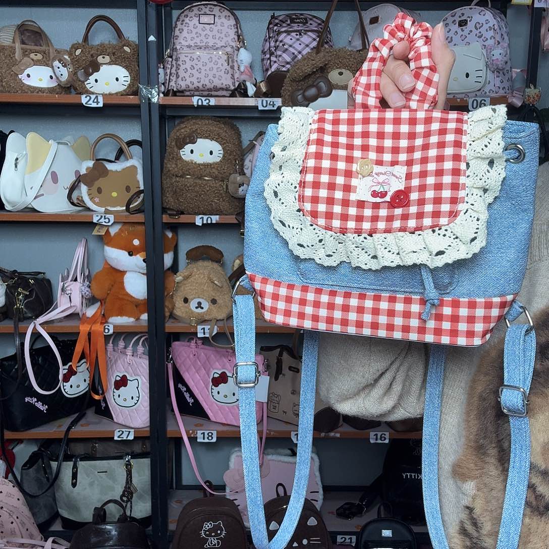 毛绒特价款小双肩包