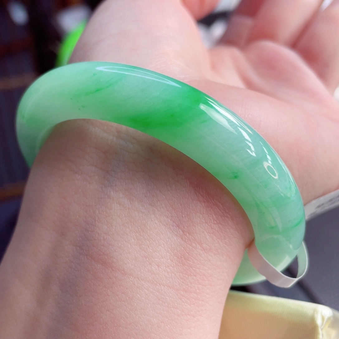 翡翠手镯未镶嵌51.5脉络感 春色浓于新酒 中万天花板19