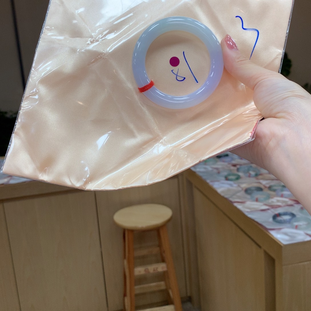 翡翠手镯未镶嵌不退不换