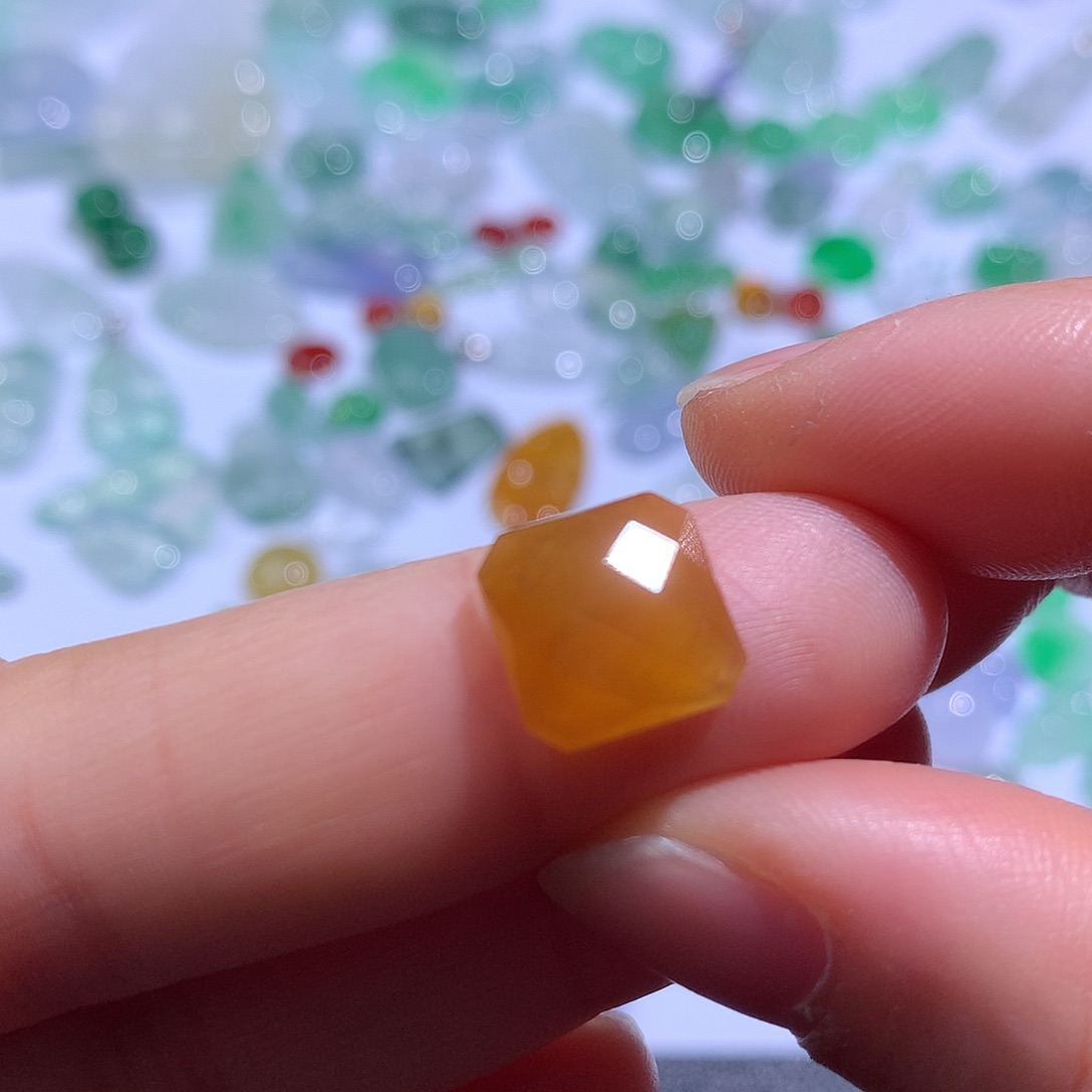 翡翠颈饰未镶嵌切割