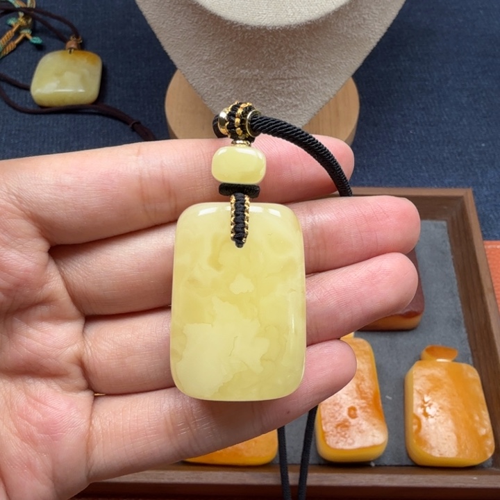 蜜蜡未镶嵌吊坠(赠链)