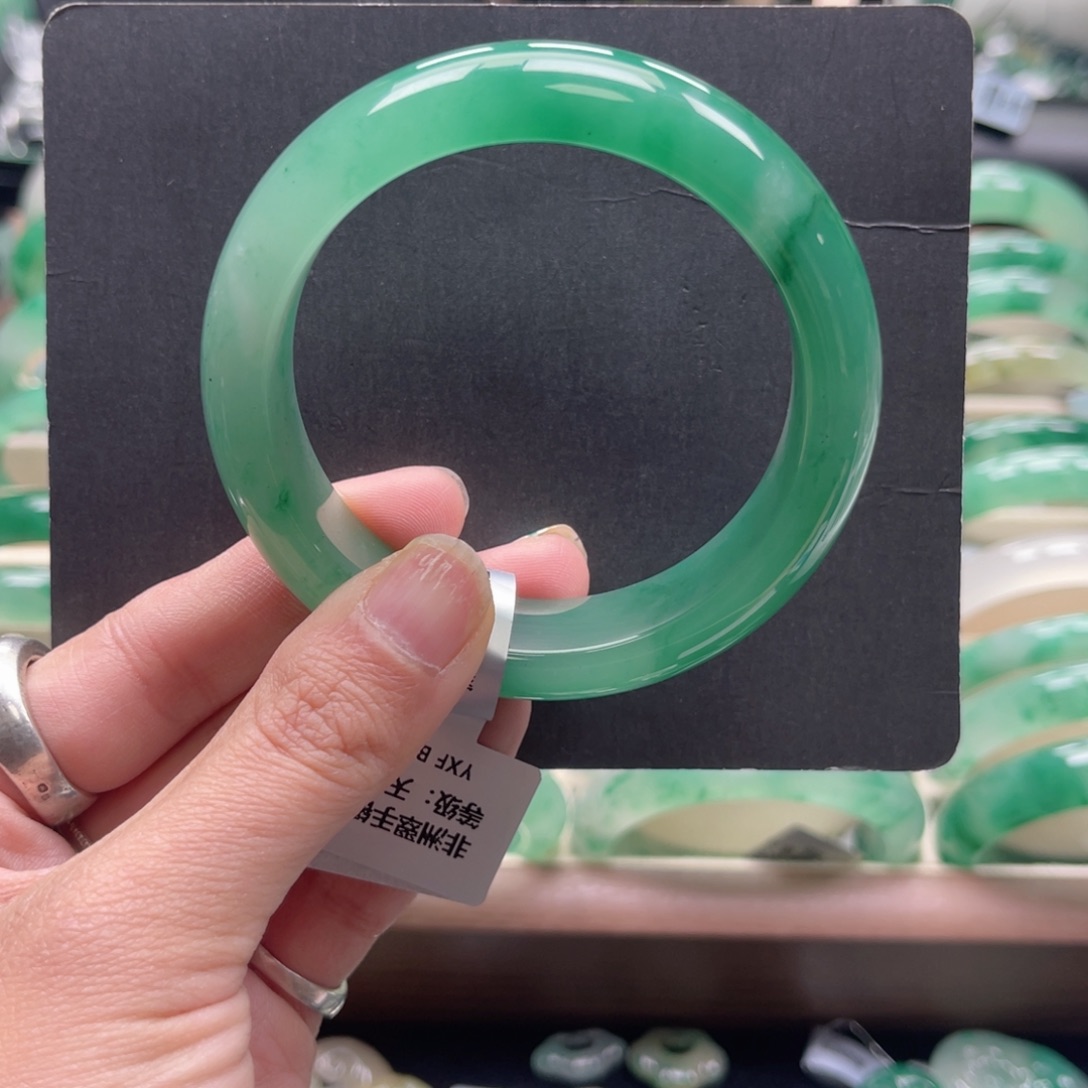 石英质玉（非洲翠）未镶嵌手镯