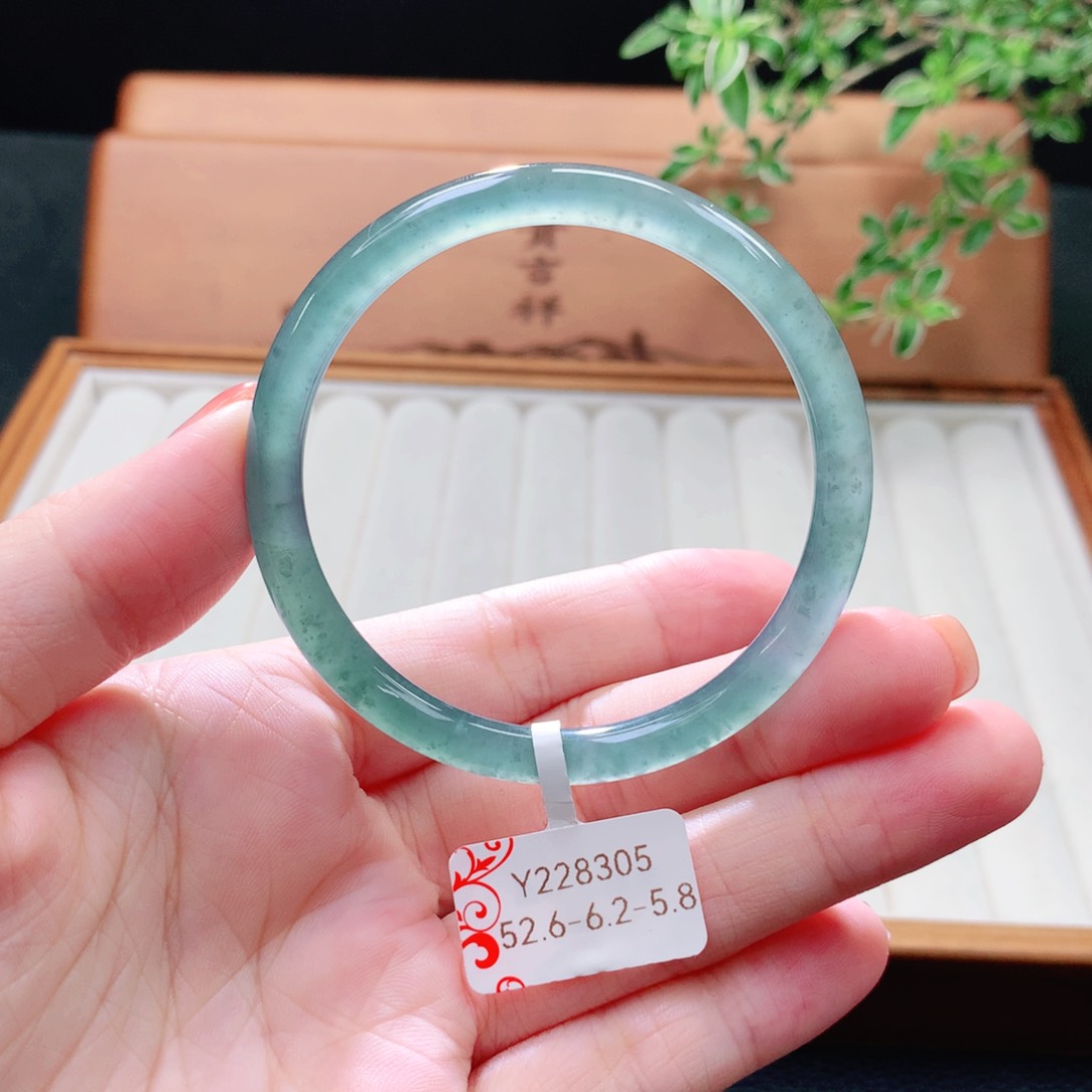 未镶嵌手镯（圆镯）翡翠