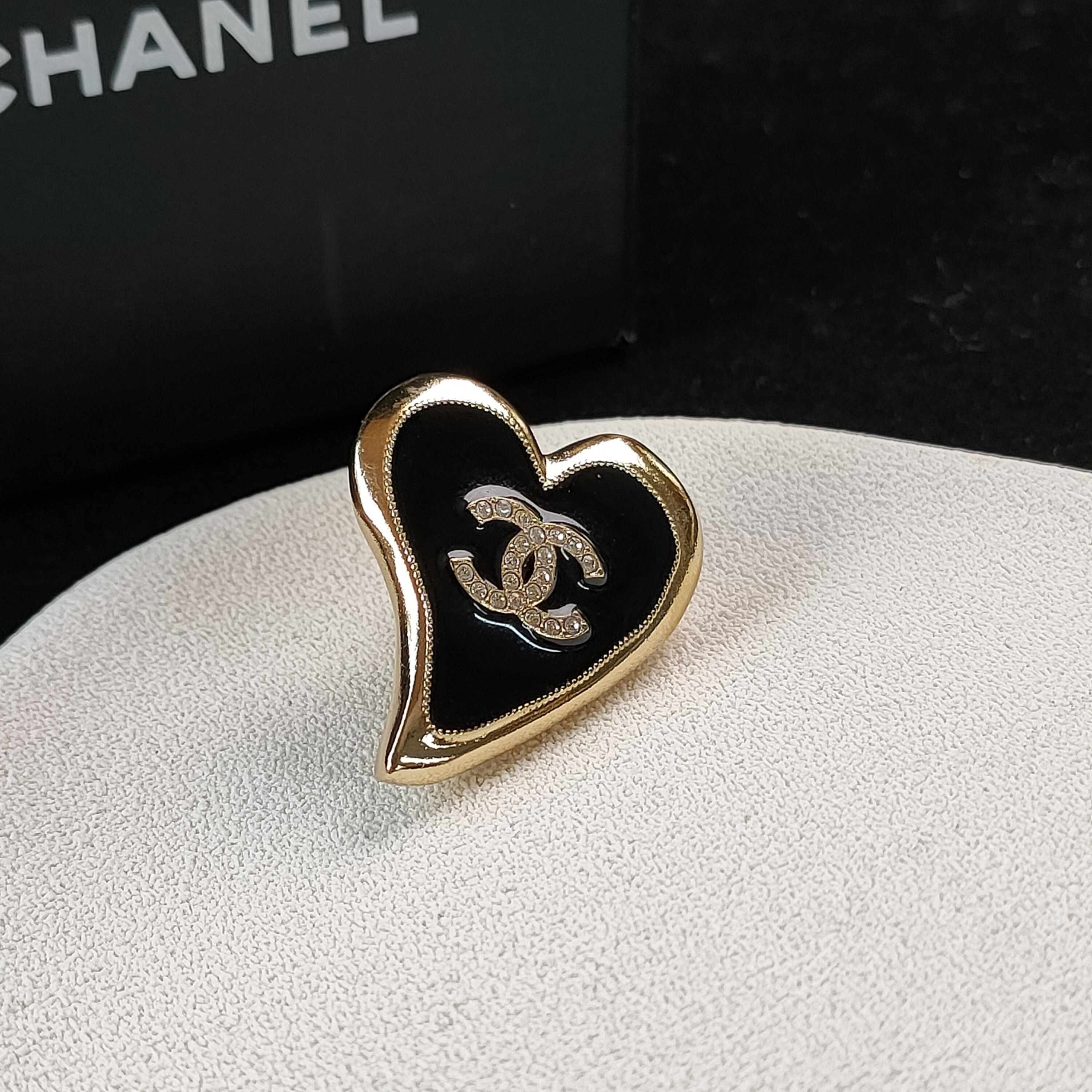 95新 Chanel/香奈儿 Azul-22P黑金珐琅水钻爱心双C胸针48961