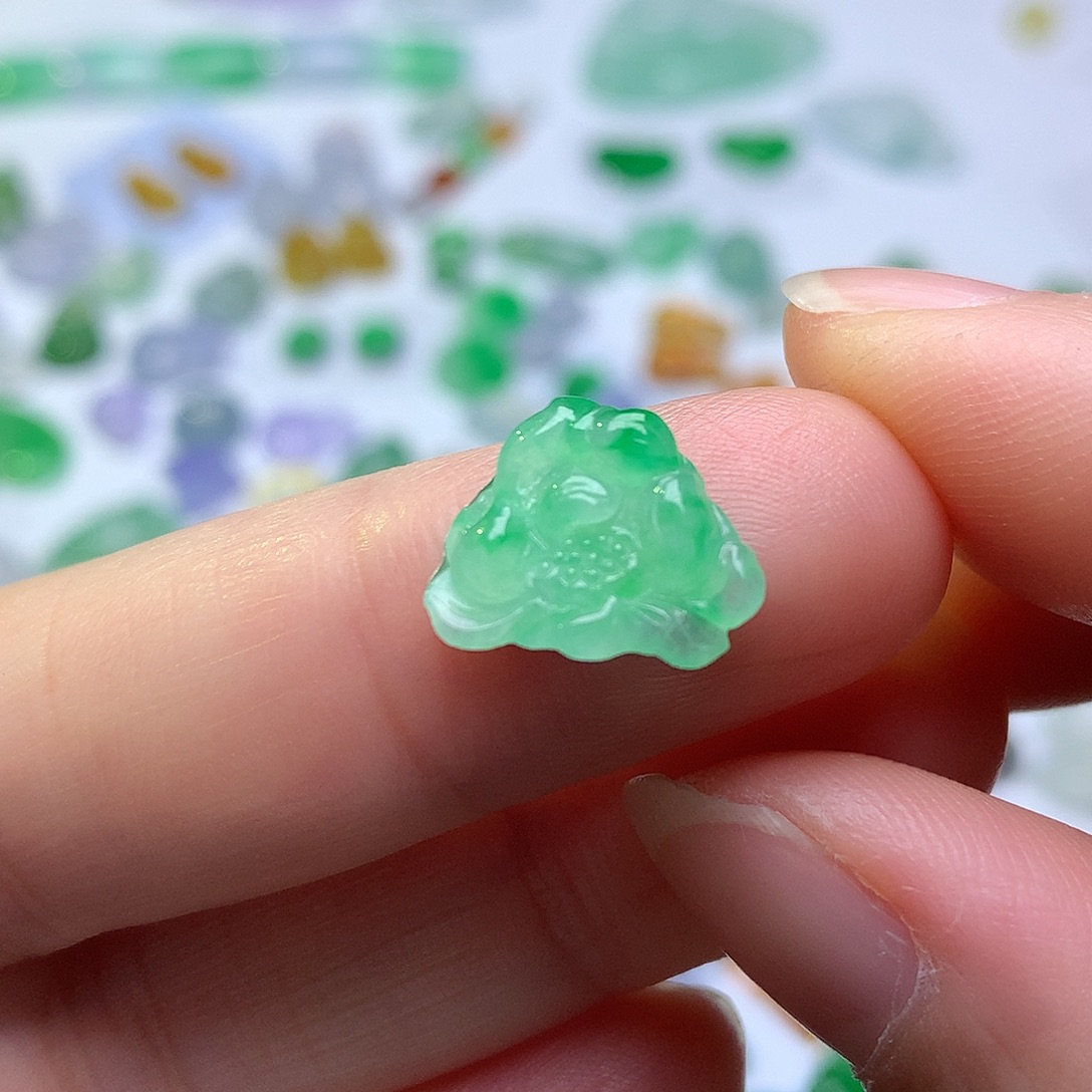 翡翠未镶嵌颈饰花