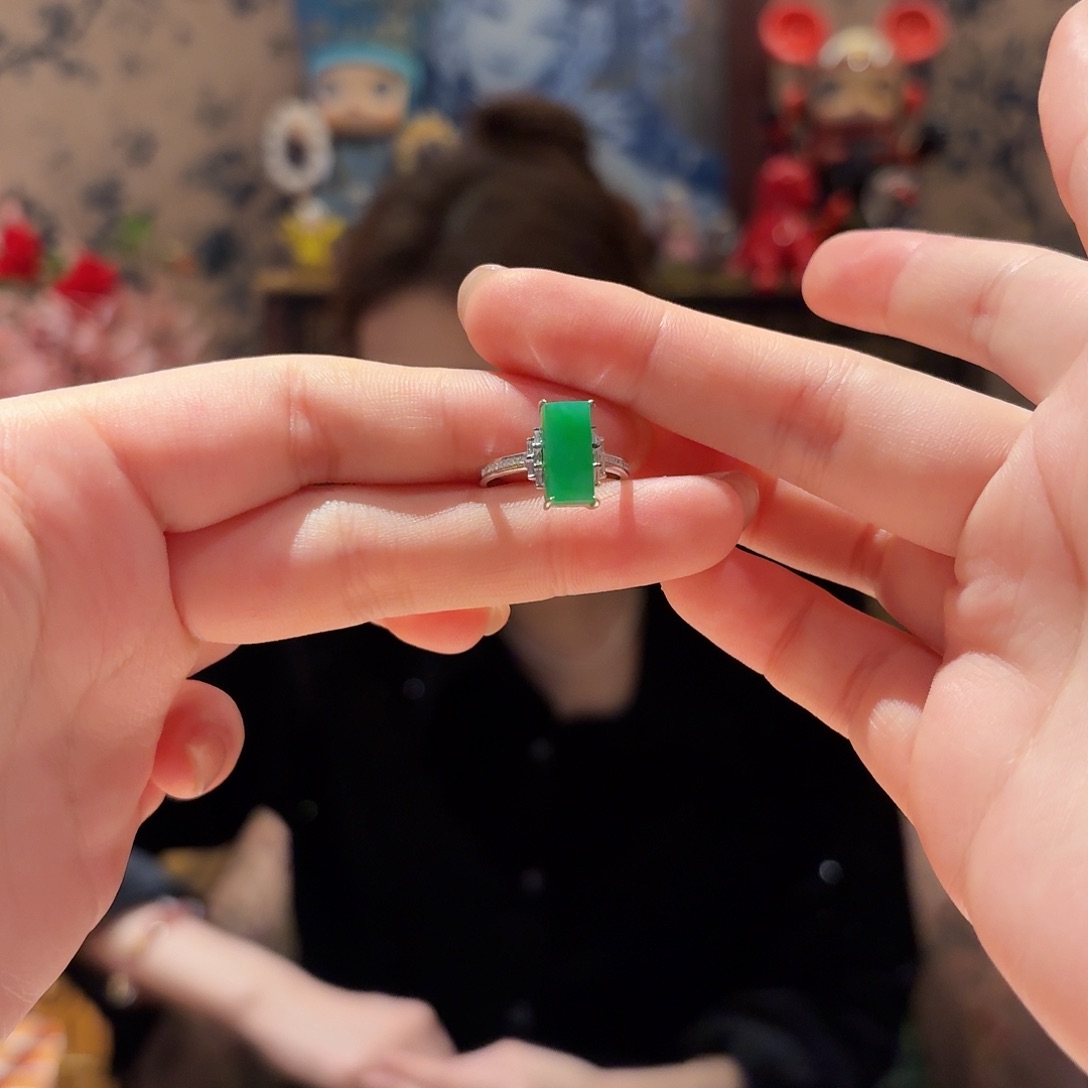 翡翠戒指18K金镶嵌戒指