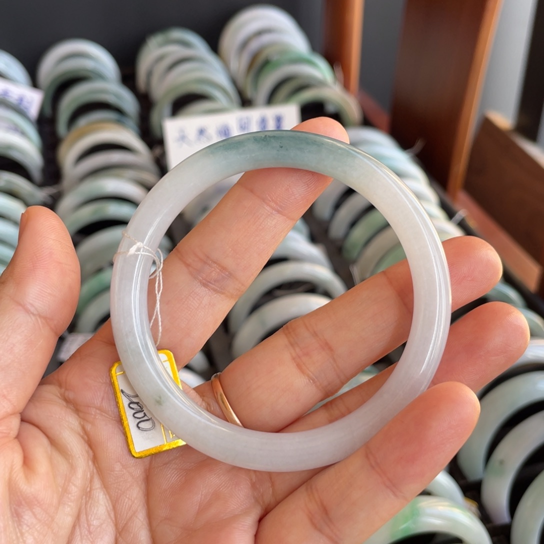 晋***姐翡翠未镶嵌手镯圆条手镯