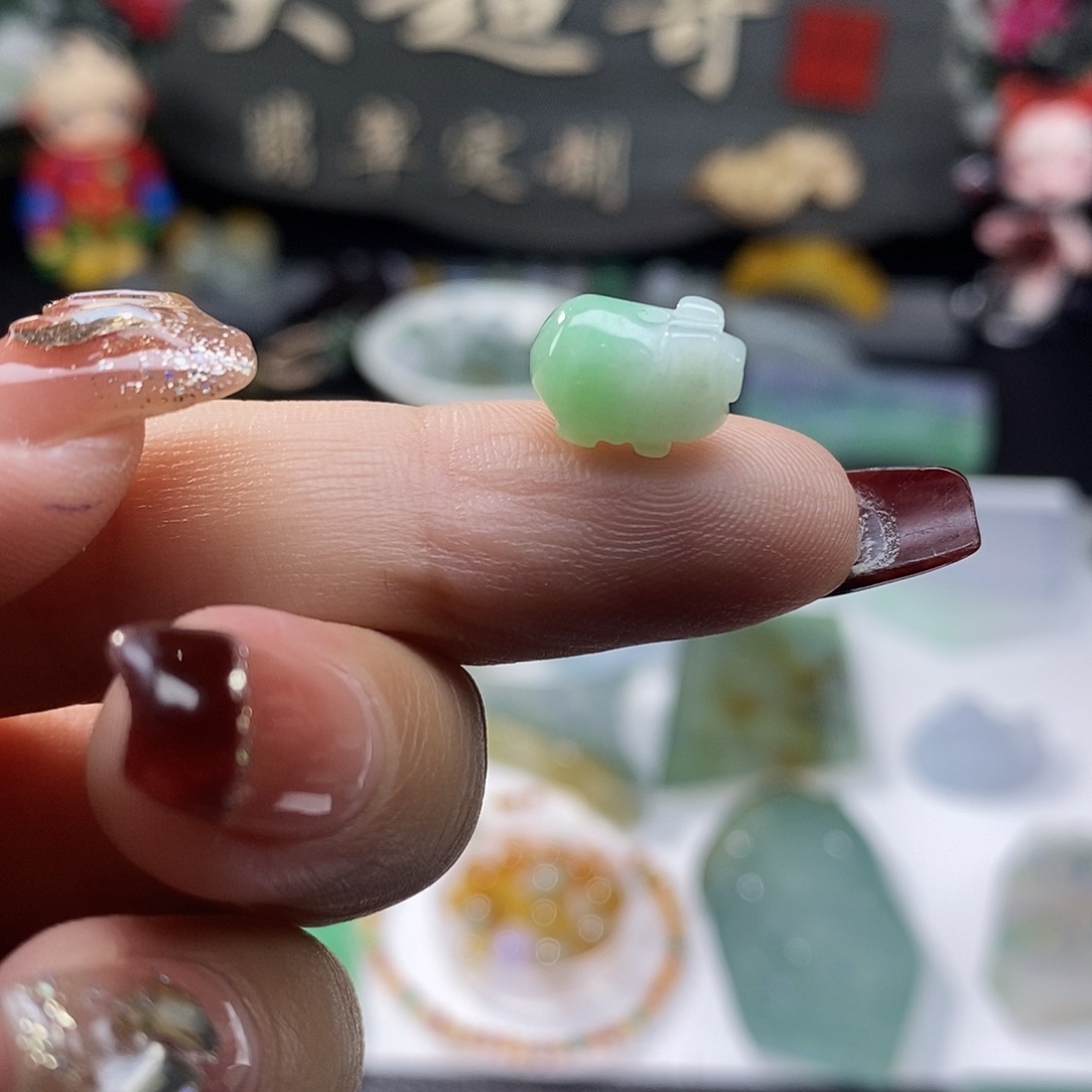 翡翠未镶嵌颈饰小猪