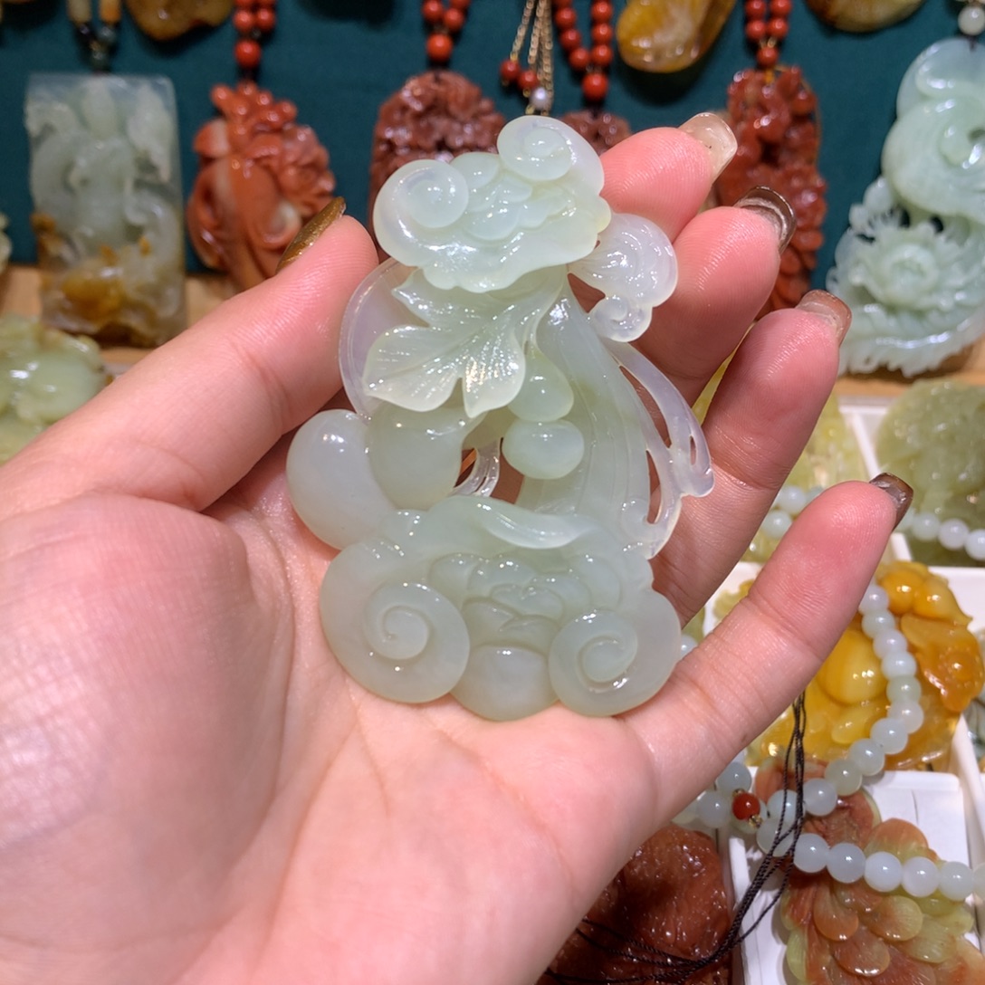 。***蛇纹石玉未镶嵌颈饰