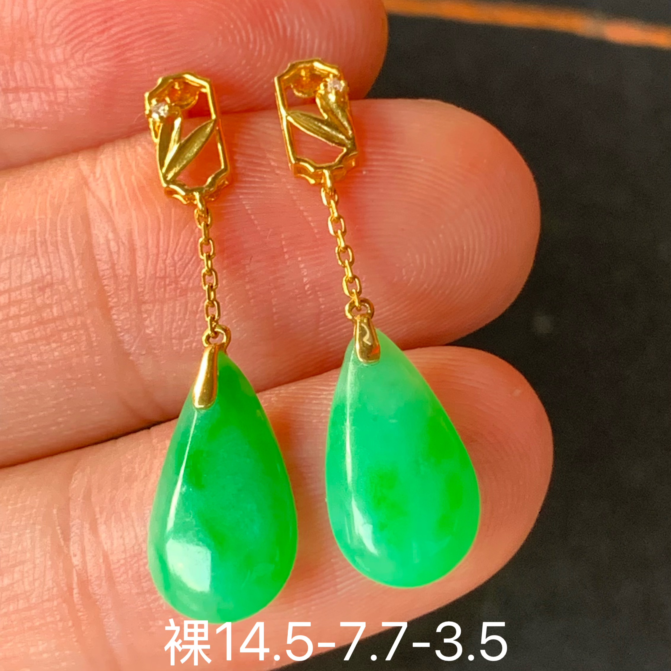 冰绿水滴天然翡翠耳饰 镶嵌精致 女生配饰