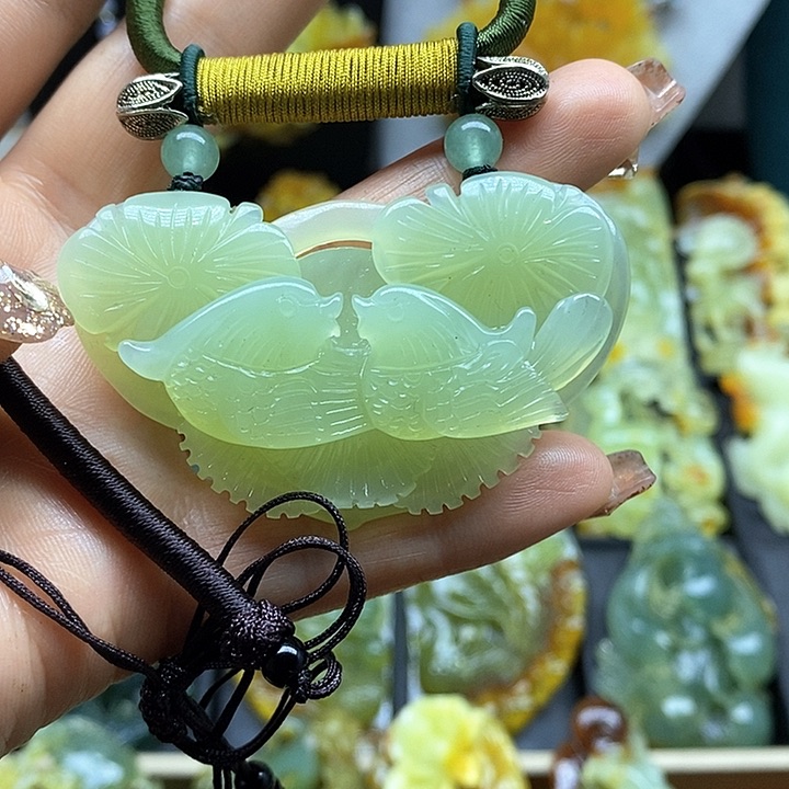 蛇纹石玉挂件未镶嵌