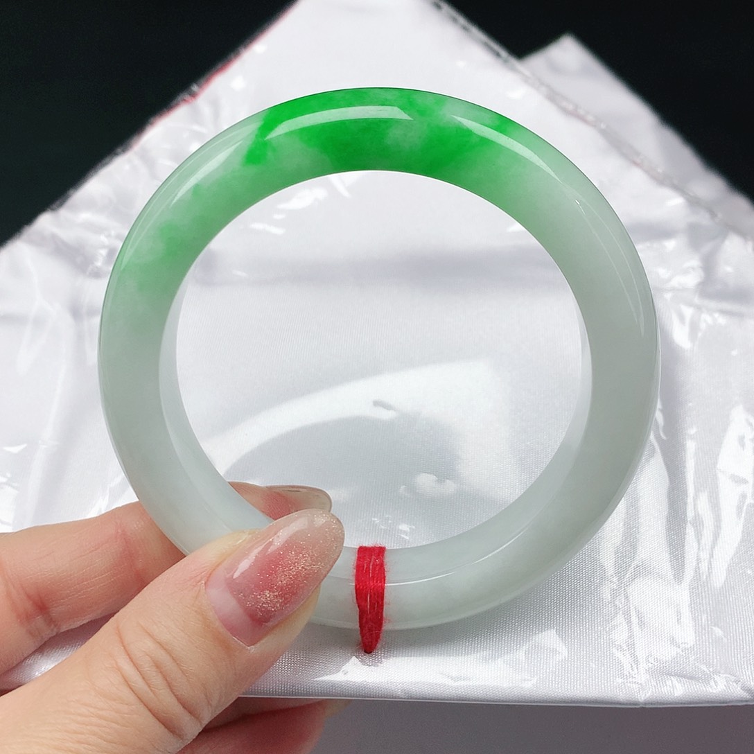 翡翠手镯未镶嵌奥****。翡翠379