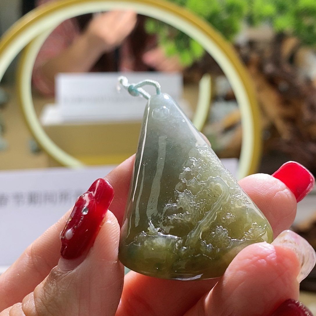 【闪购商品】翡翠颈饰未镶嵌山水