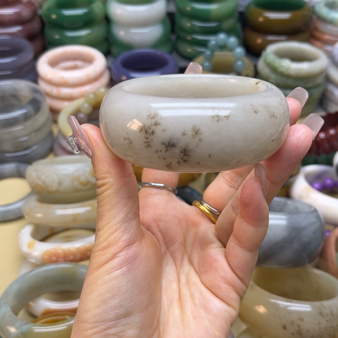 石英质玉手镯未镶嵌