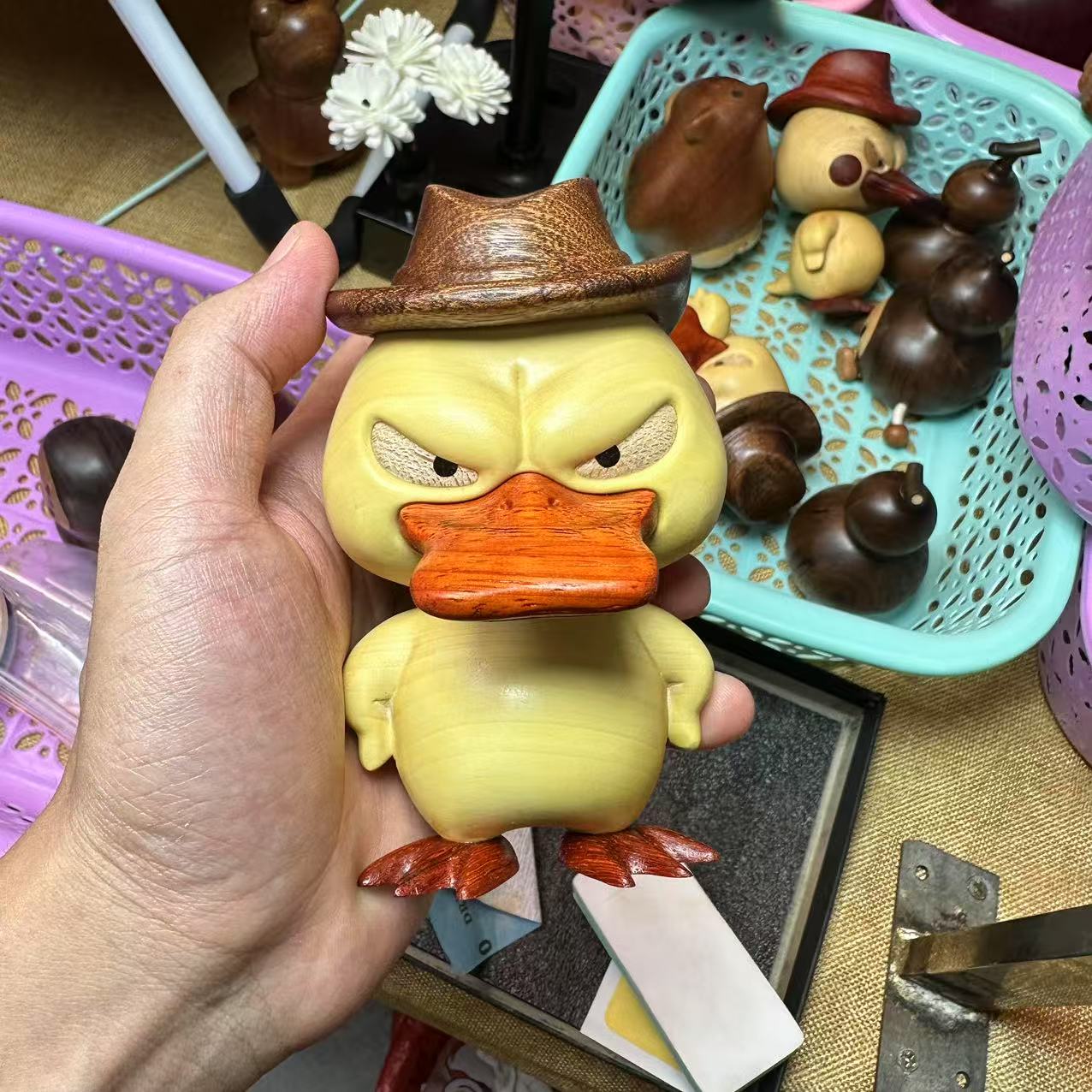 瑕疵西部帽子可达鸭实木摆件一物一拍不退不换