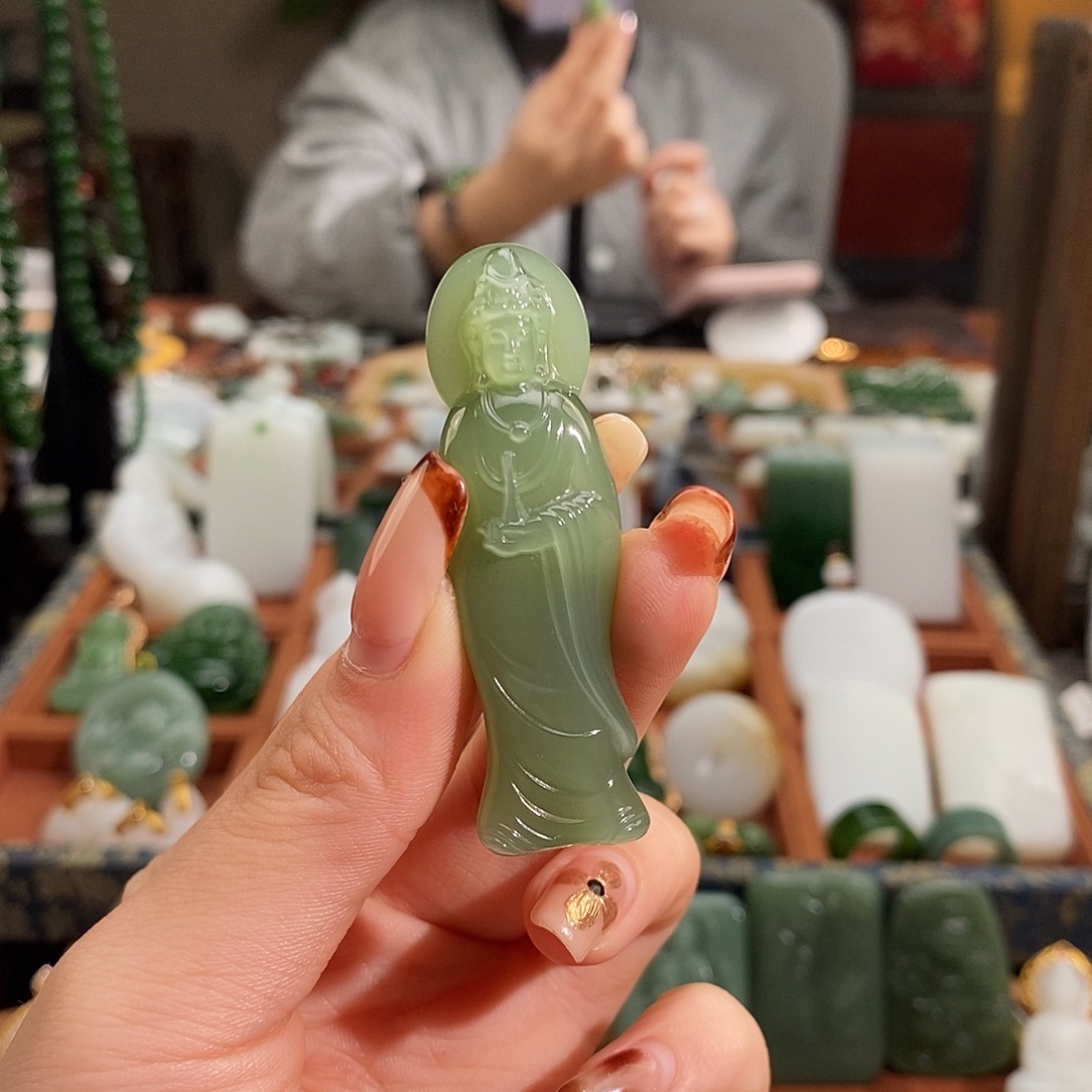 和田玉未镶嵌吊坠(赠链)