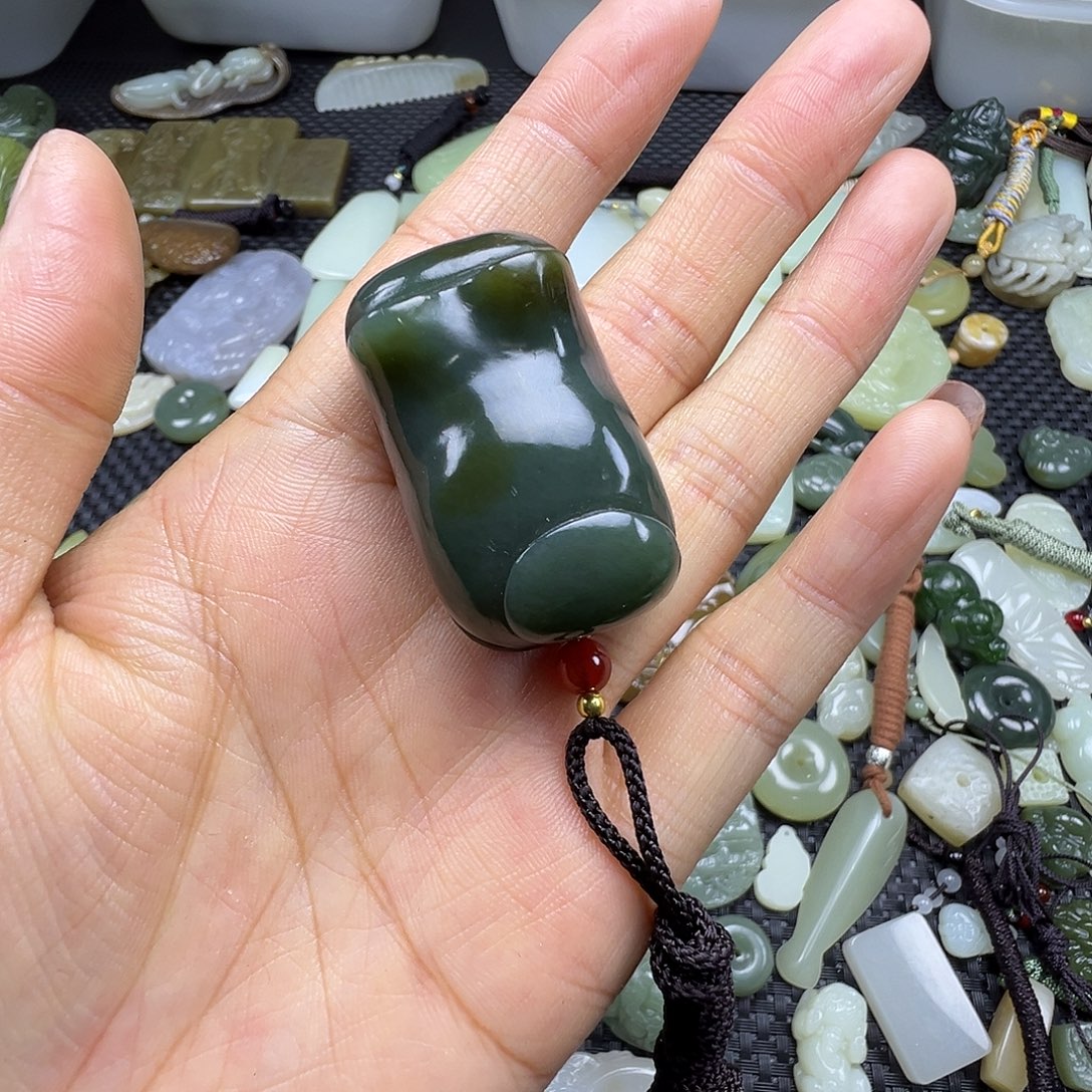 和田玉未镶嵌颈饰有纹漏，卡41.8