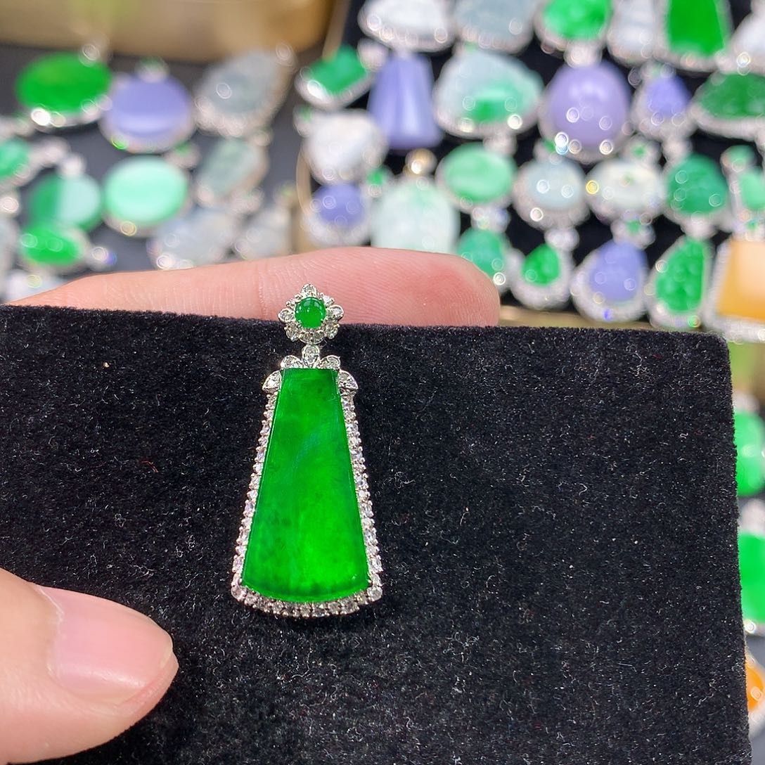 翡翠18K金镶嵌颈饰