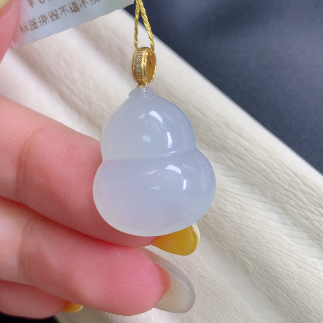 翡翠18K金镶嵌颈饰葫芦