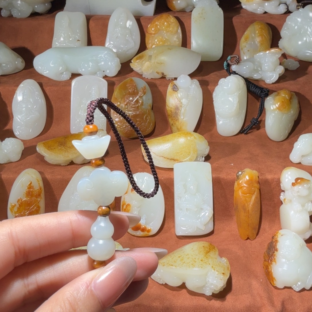 宇***量和田玉未镶嵌吊坠(赠链)