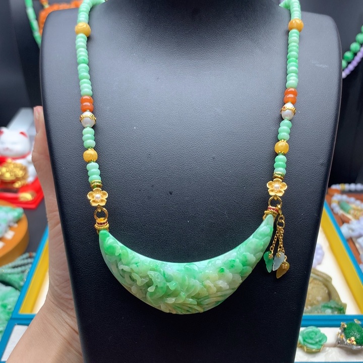 翡翠颈饰未镶嵌翡翠凤凰