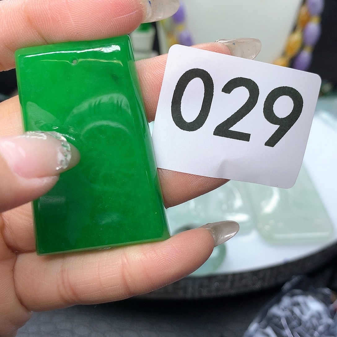 翡翠吊坠(赠链)未镶嵌