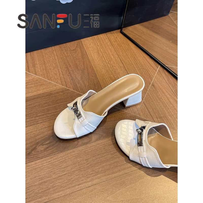 爆款鳄鱼皮纹高跟凉拖鞋女夏外穿2025新款露趾小金扣一字粗跟凉鞋