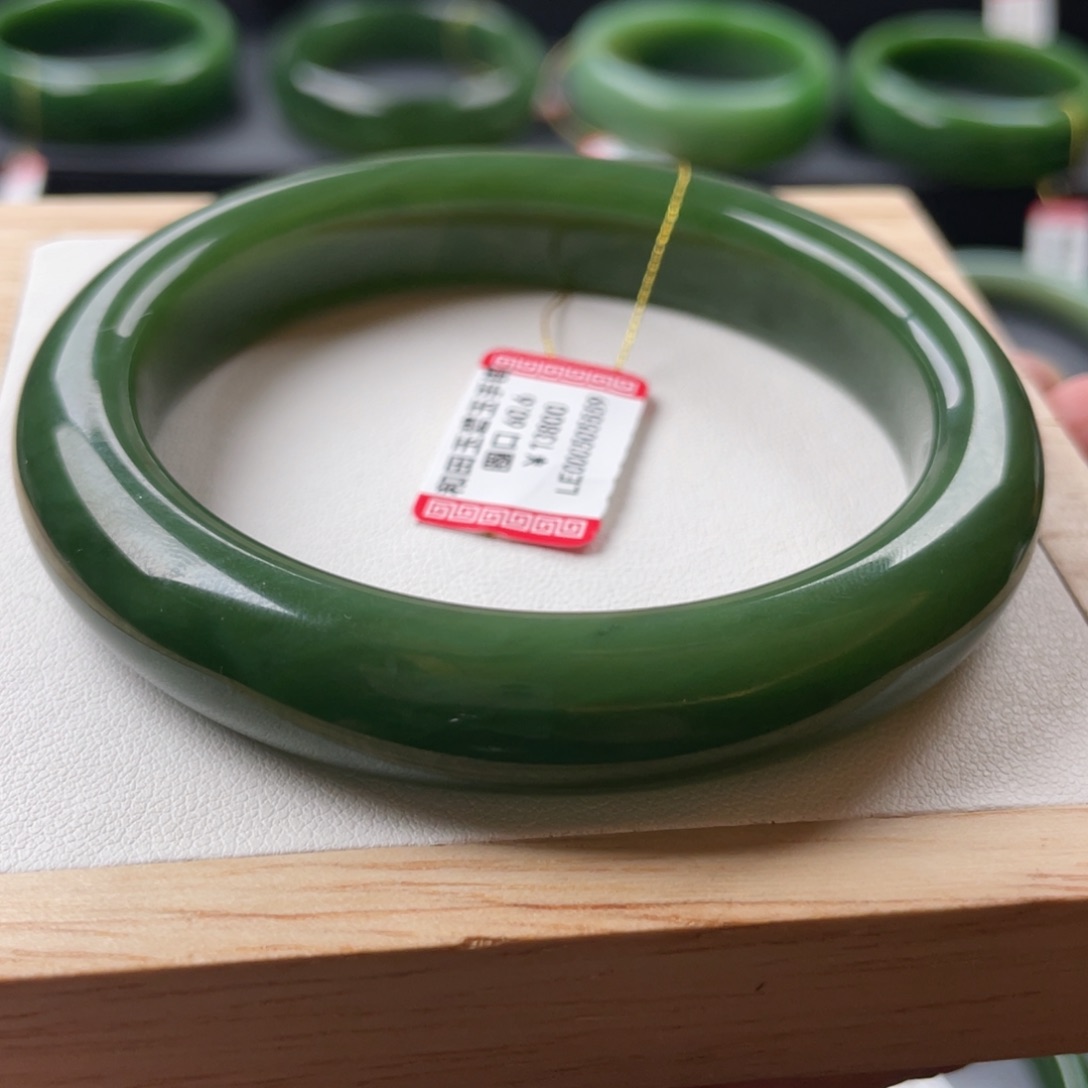 和田玉手镯未镶嵌威***毛