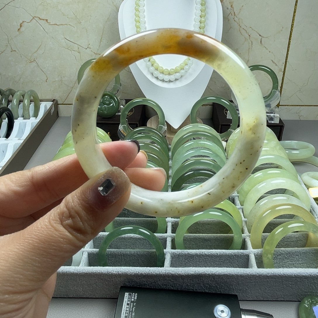 蛇纹石玉未镶嵌手镯