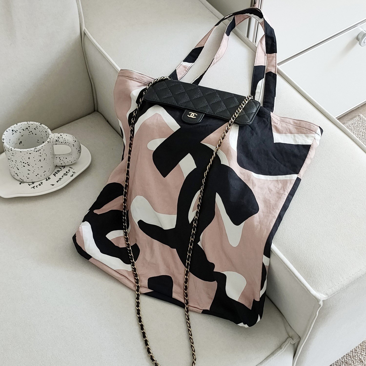 95新 Chanel/香奈儿 Azul- 22p粉黑涂鸦logo可收纳购物袋39018