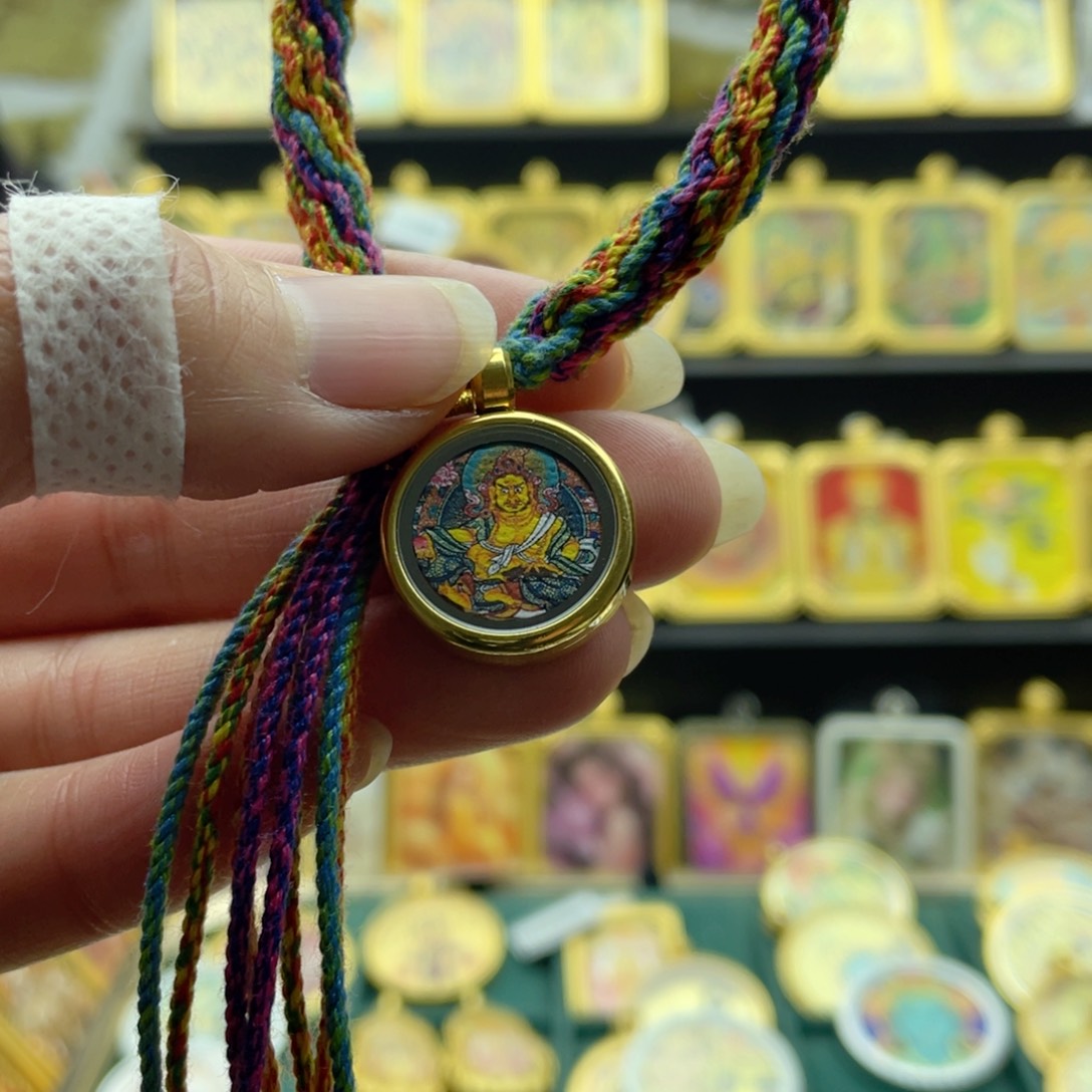 吊坠那**孩唐卡等多种形式的艺术