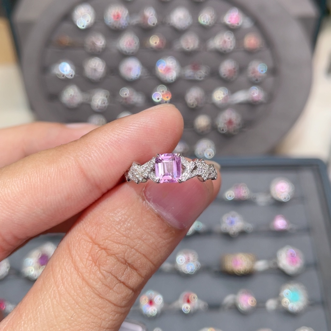 彩色蓝宝石戒指18K金镶嵌0.7