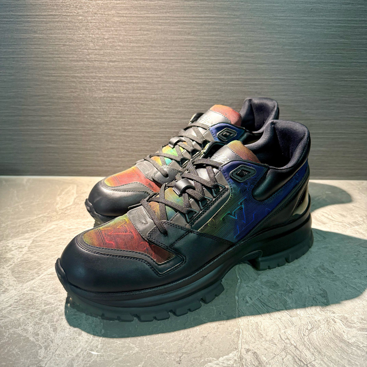 99新 LouisVuitton/路易威登 黑色皮面拼接炫彩厚底运动鞋 多尺码