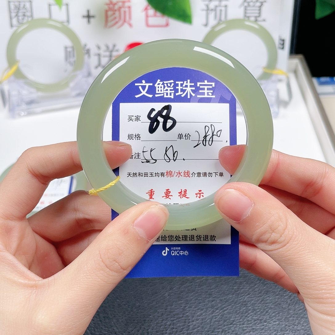 和田玉手镯未镶嵌柠****?