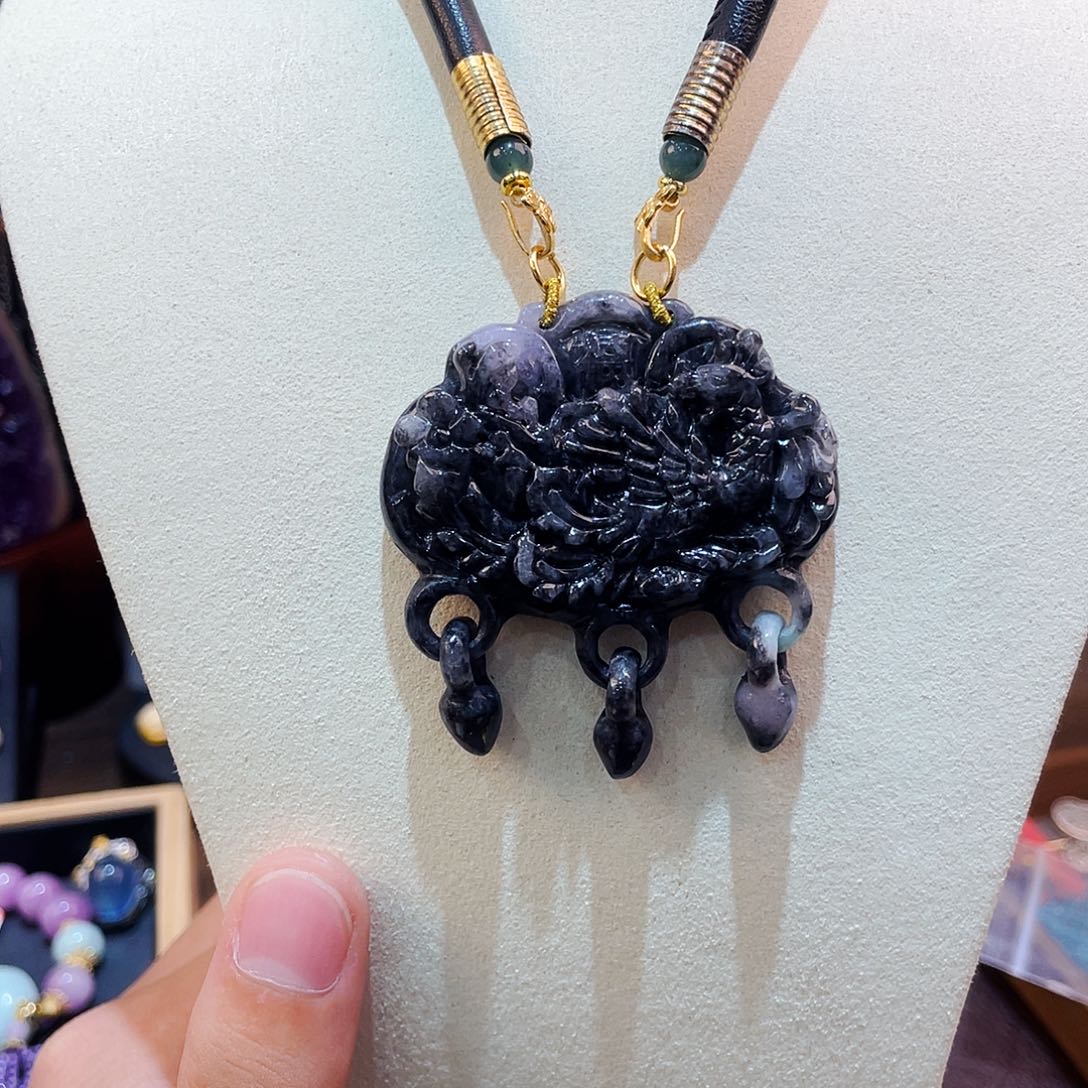 翡翠颈饰未镶嵌翡翠