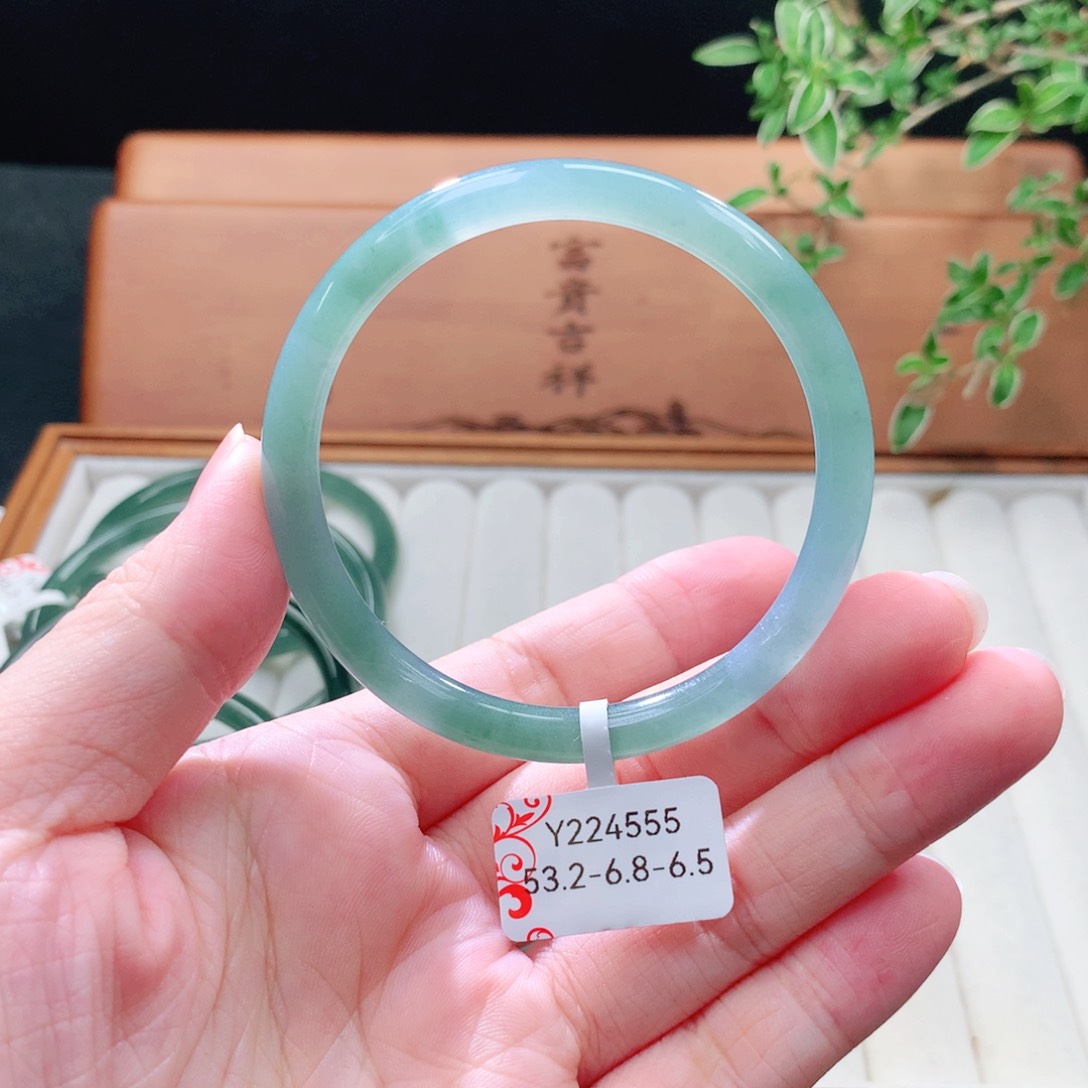 未镶嵌手镯（圆镯）翡翠