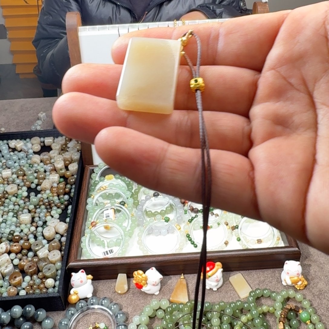 菜***芃和田玉未镶嵌颈饰