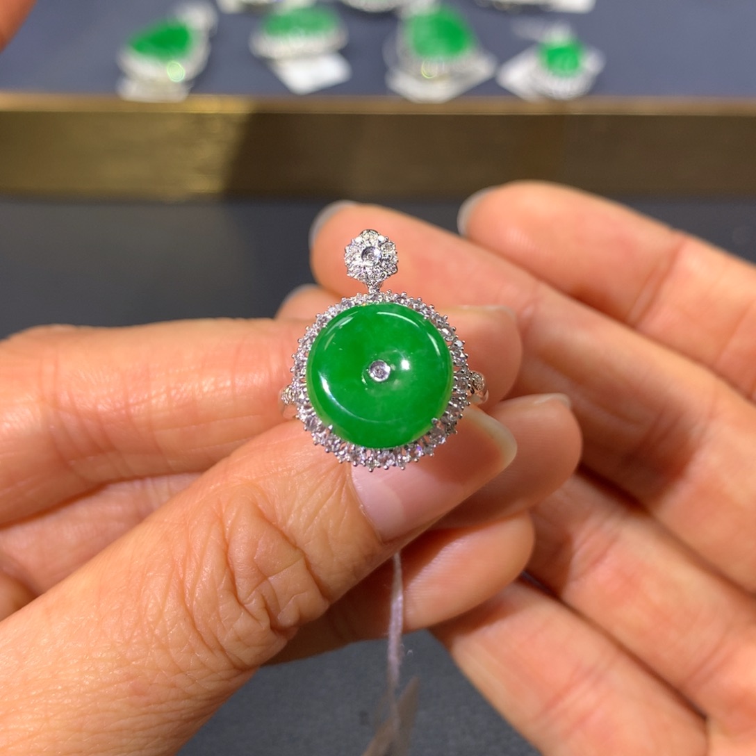 翡翠戒指18K金镶嵌翡翠