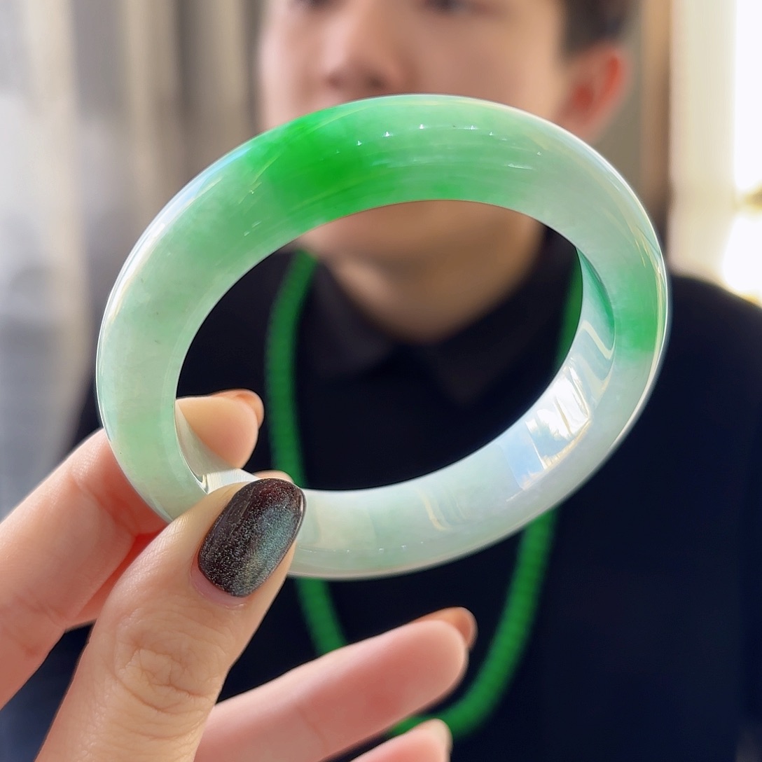 翡翠手镯未镶嵌冰润底妆