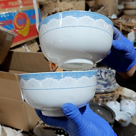 摆件盘子碗茶壶啥都有