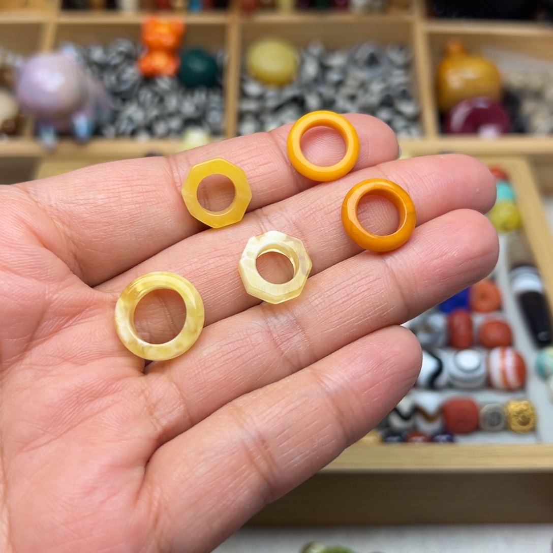 蜜蜡裸石未镶嵌内径7-10mm跑环多样性发其中一颗