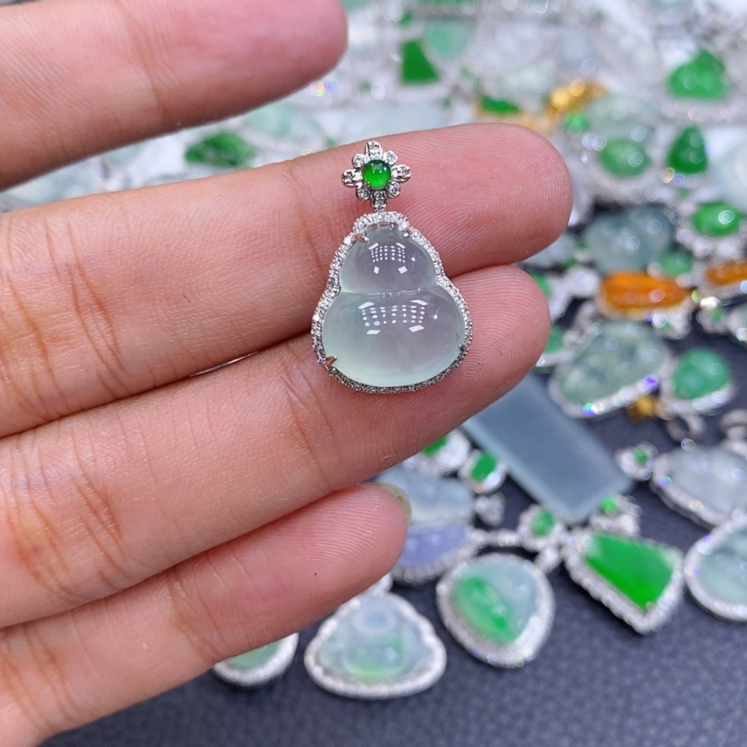 颈饰18K金镶嵌翡翠