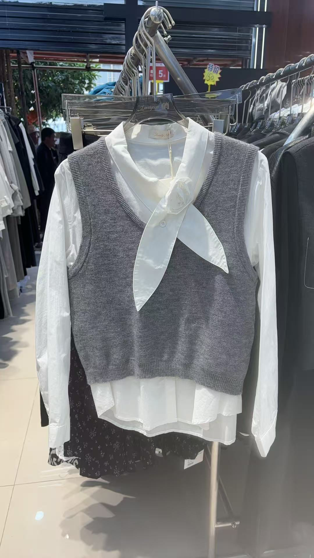 福利款，二件套衬衣加毛线背心