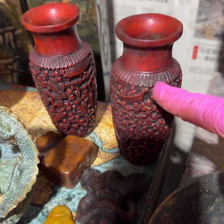 树脂红色花瓶一对咋漏了