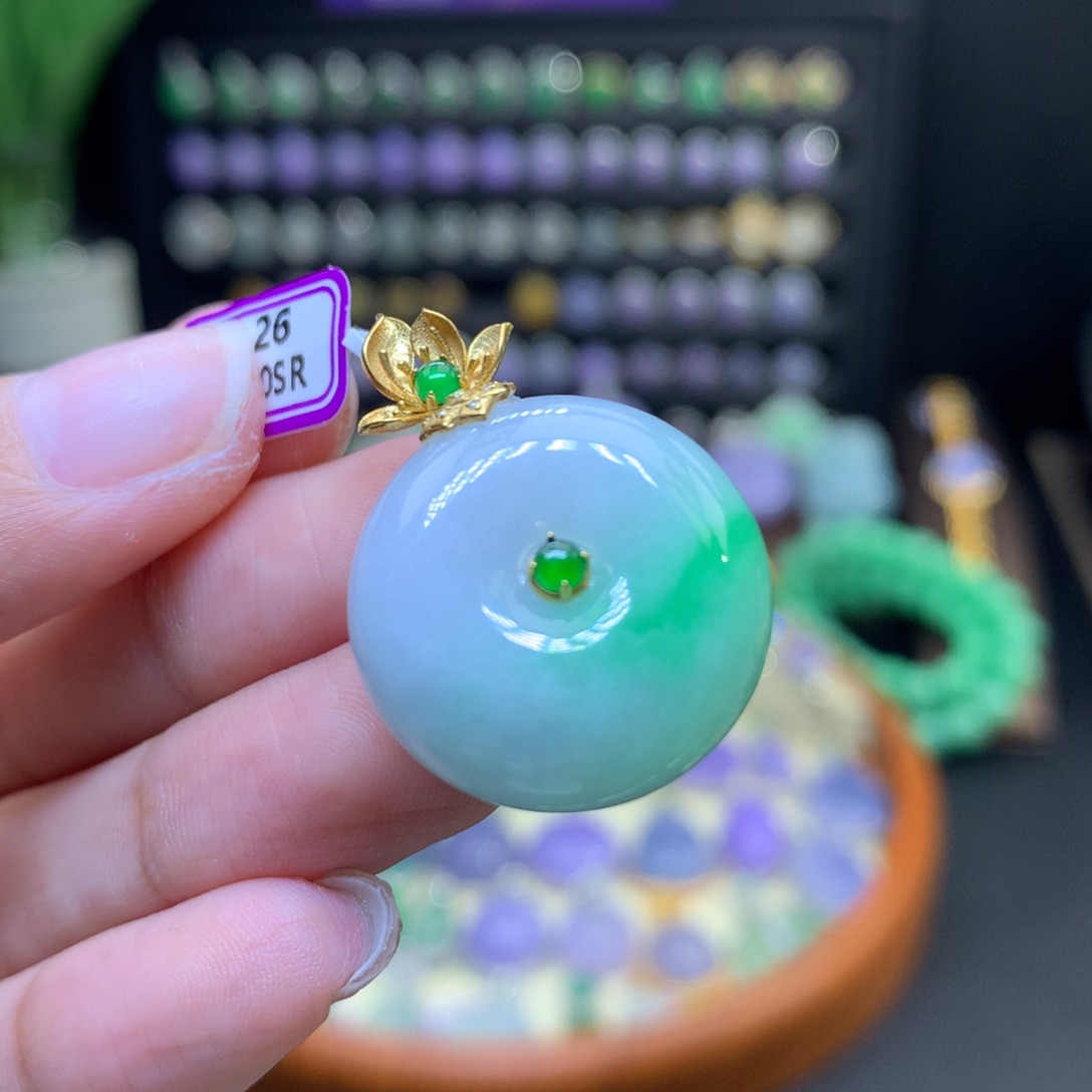 颈饰18K金镶嵌翡翠