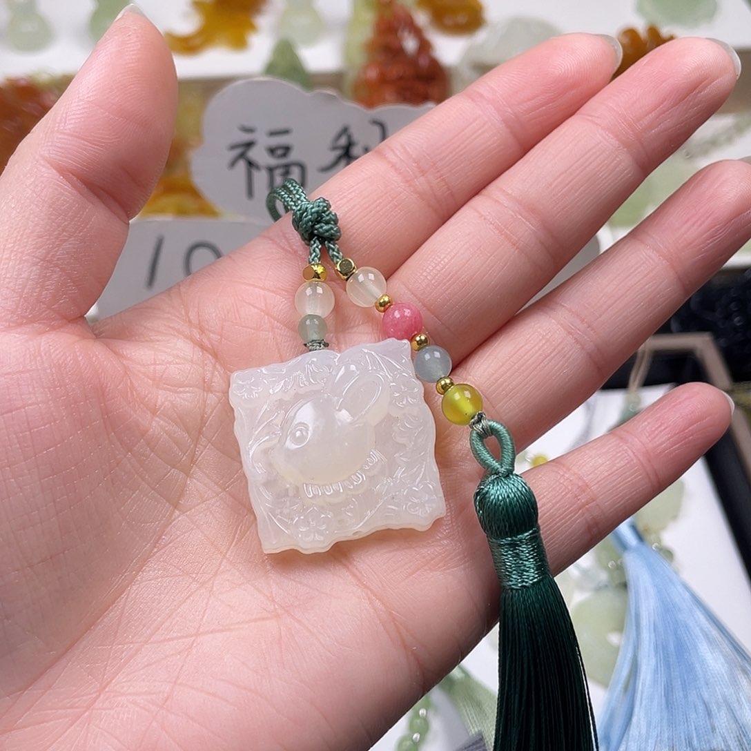 淡***华蛇纹石玉未镶嵌颈饰