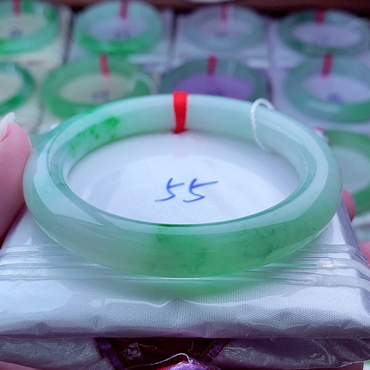 翡翠未镶嵌手镯（圆镯）301阳绿翠绿白底青温润细腻起胶