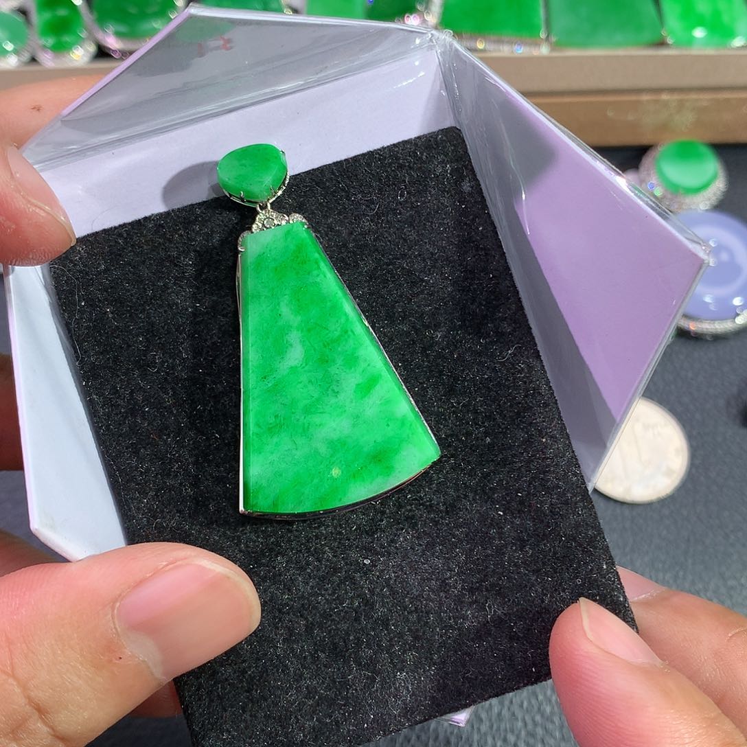 翡翠吊坠(赠链)18K金镶嵌