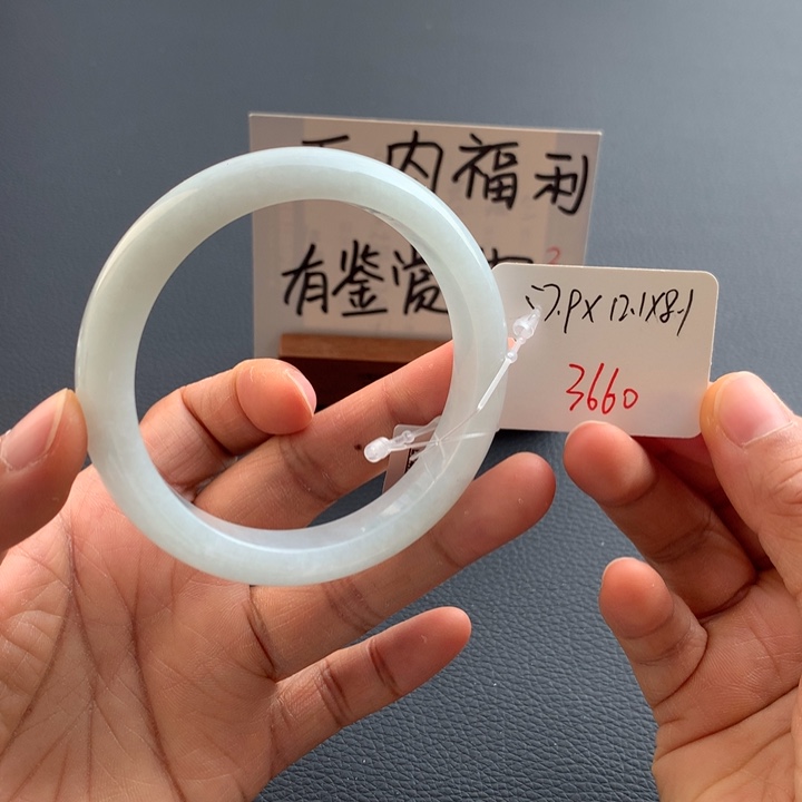 翡翠手镯未镶嵌翡翠手镯